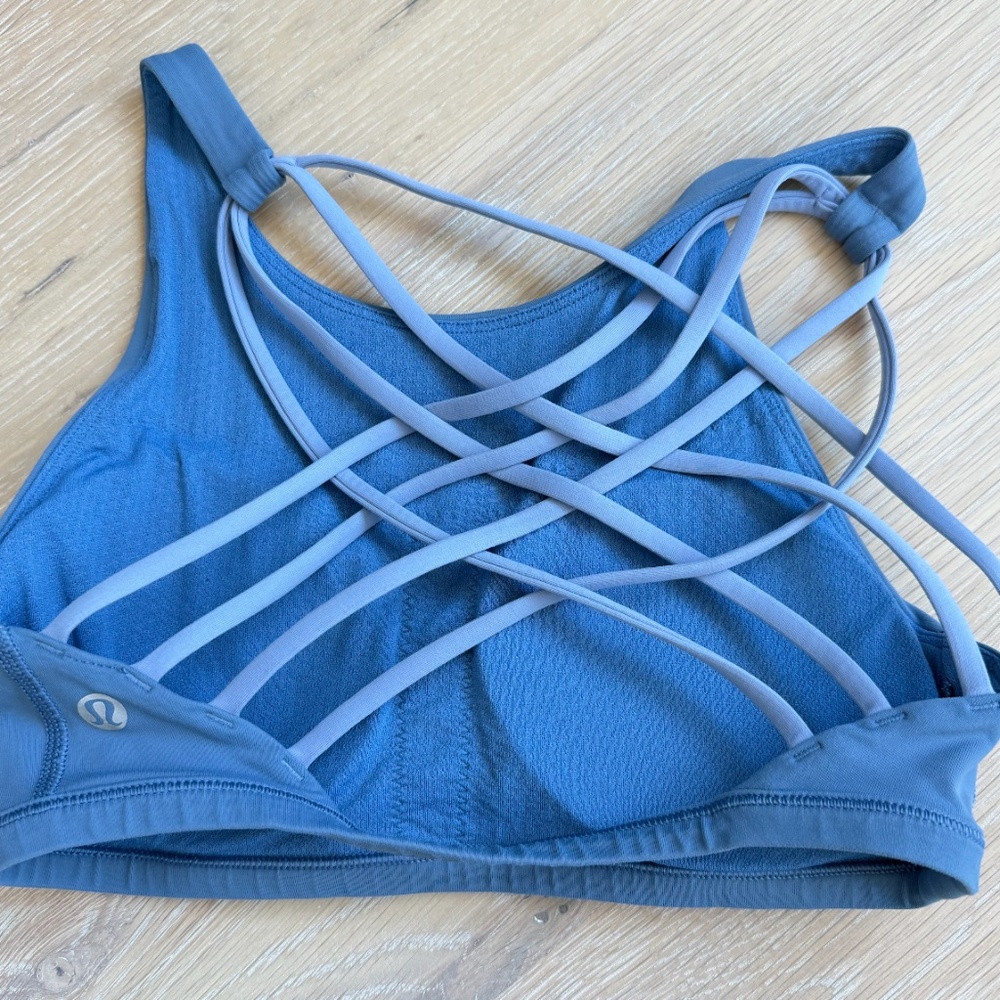 Lululemon Free to be wild bra Oasis Blue / Hydrangea Blue Size 4